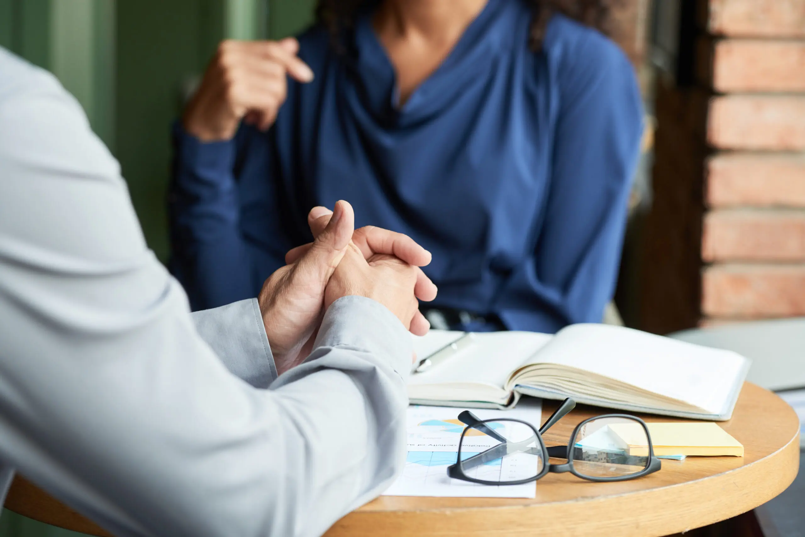 Mødebord med briller og notesbog